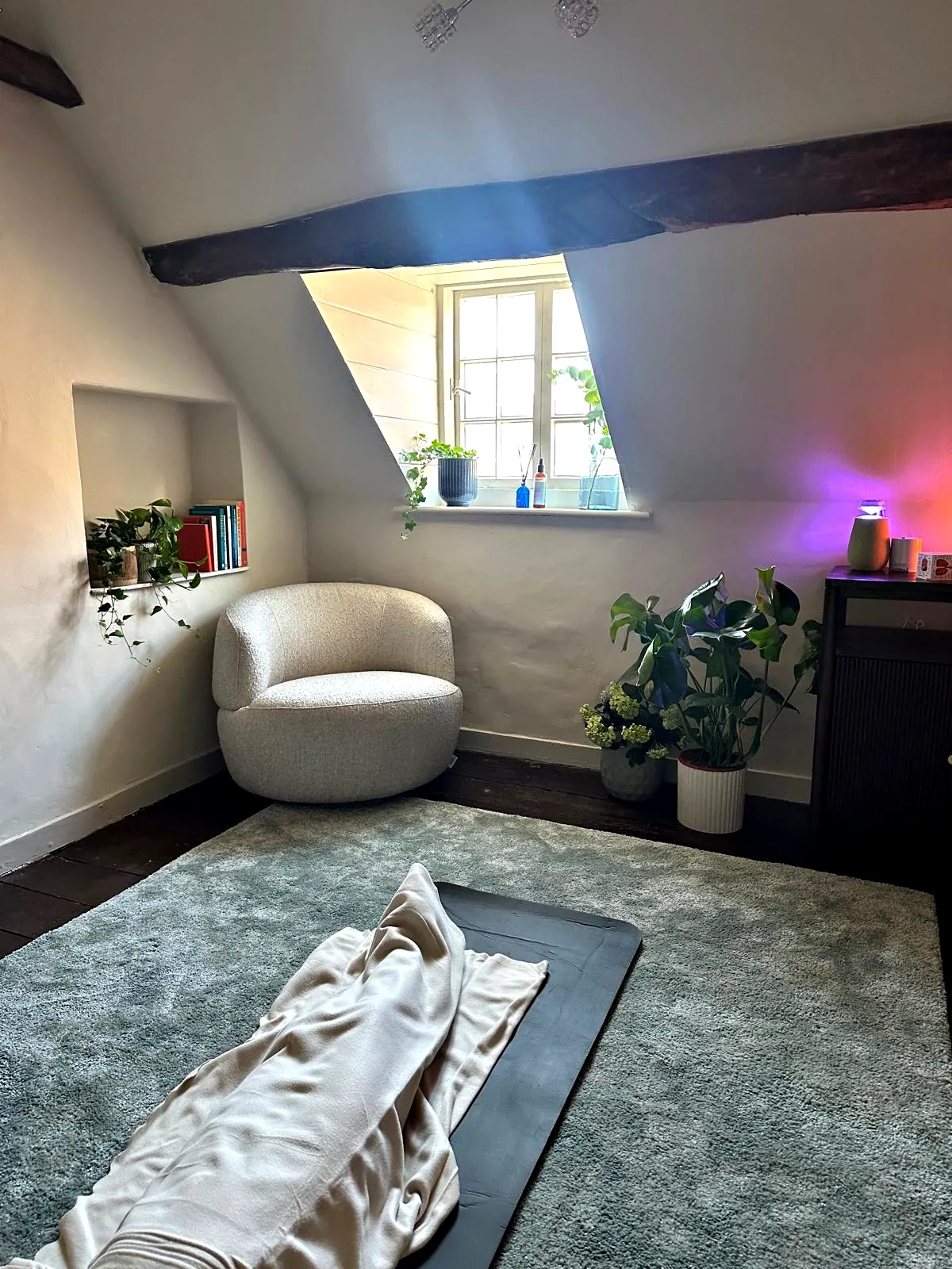 A mat and a soft blanket on the rug at The Brave Studio, ready for a one to one